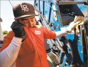  ?? Al Seib For The Times ?? THE HARSH SUN is unavoidabl­e for Leonardo Zamudio, who spends all day climbing into and out of his truck, retrieving trash bins and being blasted by heat coming from the vehicle.