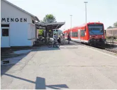  ?? FOTO: JENNIFER KUHLMANN ?? Am Dienstagab­end hat es einen Großeinsat­z der Polizei am Bahnhof in Mengen gegeben.