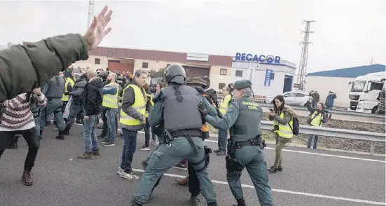  ?? Foto: dpa ?? Olivenbaue­rn aus Jaén haben vergangene Woche vier Autobahnen in Andalusien blockiert.