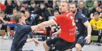  ?? FOTO: SASCHA RIETHBAUM ?? Gegen den TV Oeffingen müssen die Handballer der MTG Wangen (Michel Fischer, in Rot) noch einmal eine gute Leistung abrufen.