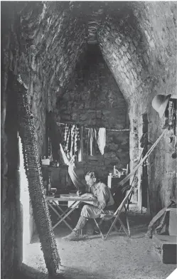  ??  ?? A la derecha de estas líneas, el explorador británico Alfred Percival Maudslay en una de sus expedicion­es. Abajo, la primera foto de Tikal y, a su derecha, otra de las imágenes “fundaciona­les” de este sitio, tomada por Maudslay y cuyo negativo se conserva hoy en el Museo Británico.