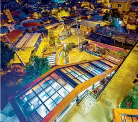  ?? FOTO ?? Las escaleras eléctricas de la comuna 13 fueron escogidas entre los principale­s sitios turísticos.