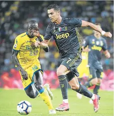  ??  ?? OFENSIVA. El portugués Cristiano Ronaldo lideró ayer el ataque de la Juventus ante el Frosinone. Anotó al minuto 80.