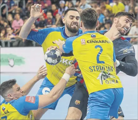  ?? Foto: EFE ?? Ludovic Fàbregas luchando con la defensa eslovena. El Celje Pivovarna Lasko acudió sin ningún complejo pese a su inexperien­cia