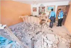  ?? FOTO: ESTALIN IRÍAS ?? La pared frontal de una vivienda ubicada en la calle principal del barrio El Manchén fue destruida al impactar una camioneta.