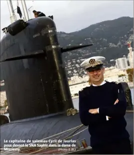  ?? (Photo P. Bl.) ?? Le capitaine de vaisseau Cyril de Jaurias pose devant le SNA Saphir dans la darse de Missiessy.