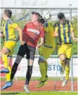  ?? FOTO: JOSEF KOPF ?? Erneut ist der FC Leutkirch (gelbes Trikot) in der Fußball-Landesliga mit einer Niederlage vom Platz gegangen.