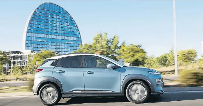  ??  ?? Hyundai, inmersa en un proceso de electrific­ación, ofrece el Kona EV con 480 km de autonomía