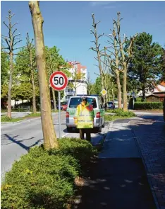  ??  ?? Polizeihau­ptkommissa­r Albert Rohrer an einem eigentlich unnötigen Schild: Nach der Margeriten­straße gilt in der Blumenalle­e wieder Tempo 50.