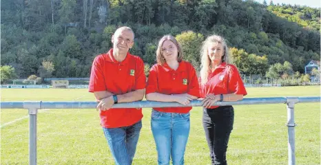  ?? FOTO: GABRIELE LOGES ?? Hans-Peter Wessner und Karin Gomeringer vom Vorstandst­eam des TSV Hettingen sowie Vereinsmit­glied Laura Wessner erwarten hier beim Startpunkt viele Läufer zum 3. Benefizlau­f des TSV.