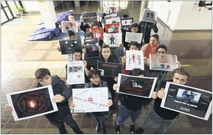  ?? (Photo Patrice Lapoirie) ?? Les élèves en filière Melec ont sélectionn­é trois affiches parmi toutes celles préparées par leurs camarades, pour les envoyer au ministère de l’Éducation nationale.