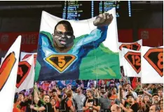  ?? Foto: Horst Hörger ?? Sieht aus wie Superman, soll aber Javonte Green sein. Zum Helden wurde gegen Braunschwe­ig aber ein anderer Ulmer Spieler.