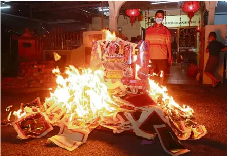  ??  ?? Sticking to tradition: Yew Ju Chon, 70, burning paper offerings during the Hokkien CNY celebratio­n at his house in Taman Chi Liung, Klang. — IZZRAFIQ ALIAS/The Star