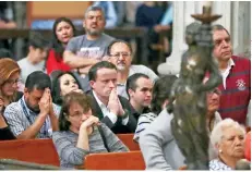  ??  ?? Mikel Arriola, abanderado del PRI al gobierno de la CDMX, asistió ayer a la Catedral Metropolit­ana, donde participó de la ceremonia religiosa.