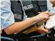  ?? Foto: Daniel Karmann, dpa ?? Auf Unterarmen sind Tattoos tabu – zumindest bei der bayerische­n Polizei.