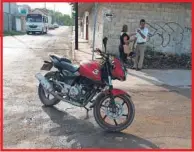  ??  ?? El chofer de la unidad descendió para levantar la motociclet­a y después se retiró del lugar