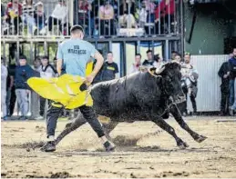  ?? JORDI JUÁREZ ?? Los recortador­es supieron sacar el máximo provecho a las reses de ayer.