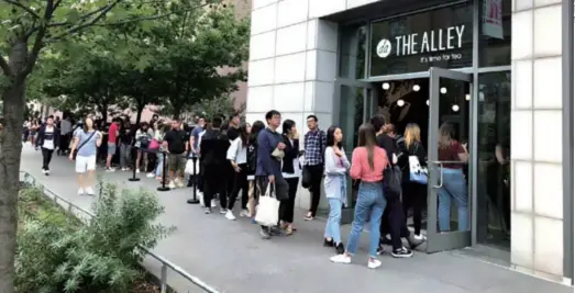  ??  ?? A long line of people stretch out the door of The Alley on the bubble tea shop’s opening day of its first New York City outlet on September 7