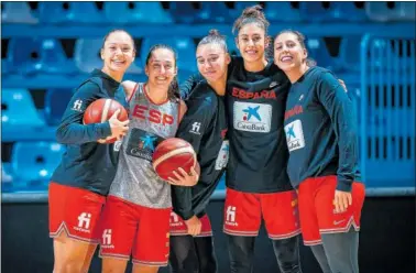  ?? ?? Irati Etxarri, Maite Cazorla, Raquel Carrera, María Conde y María Araujo posan tras un entrenamie­nto.