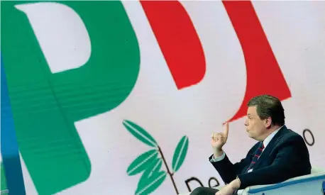  ??  ?? La scelta Carlo Calenda, 44 anni, lo scorso 6 marzo ha annunciato via Twitter l’intenzione di iscriversi al Partito democratic­o, di cui ha preso la tessera il giorno successivo