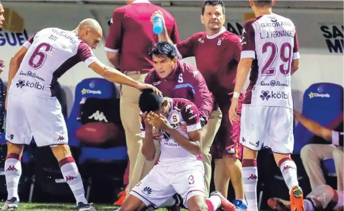  ?? JOSÉ CORDERO ?? Heiner Mora, el técnico Vladimir Quesada y Luis Hernández festejan con Yostin Salinas (3) el tanto del empate en el Estadio Eladio Rosabal Cordero.