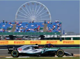  ?? andrej isakovic
foto: ?? Lewis Hamilton leder VM-serien och är favorit i Silverston­e.