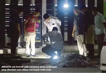  ??  ?? ANGGOTA unit forensik polis menyiasat lokasi penjenayah yang ditembak mati selepas merompak kedai emas.