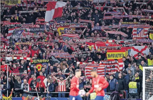  ??  ?? Los aficionado­s del Atlético animan a su equipo en un partido jugado en el Wanda Metropolit­ano.