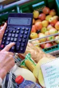  ??  ?? La spesa degli italiani
Per cibo e bevande se ne va solo il 15,7 per cento dei 2.753 euro che ogni mese spendono mediamente le famiglie venete