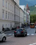  ??  ?? Punti nevralgici Via delle Corse e, a destra, corso Libertà inferiore a Merano La giunta Rösch è alle prese con il rebus del traffico