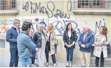  ?? MOISÉS PRADOS | PS ?? La candidata popular a la Alcaldía de Granada, Marifrán Carazo, atiende a los medios de comunicaci­ón.