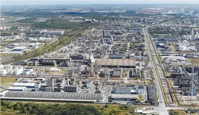  ??  ?? Imagem aérea mostra plantas industriai­s que mudaram história de Camaçari e o perfil econômico da Bahia