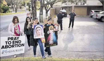  ?? I l ana Panich- Linsman
For t he Washing ton Post ?? ANTIABORTI­ON DEMONSTRAT­ORS protest outside Whole Woman’s Health of McAllen, Texas. Supporters of the law in question say its aim is to protect women by requiring comprehens­ive care at abortion clinics.
