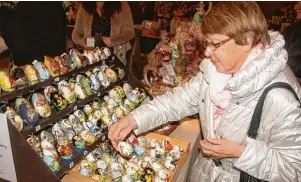  ??  ?? Besucher des Donauwörth­er Ostereierm­arktes finden vom Straußen bis zum Wachtelei viele kreative Deko ideen für das Osterfest.