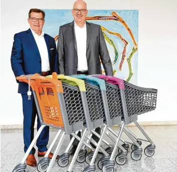  ?? Fotos: Bernhard Weizenegge­r ?? Gottfried Wanzl (links) und Klaus Meier Kortwig lenken den Einkaufswa­gen Spezialist­en Wanzl.