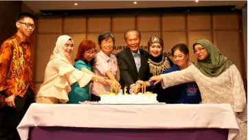  ??  ?? (From third left) Lee, Dr Ngian, Tiong, Fatimah (right) and others jointly cut the Nurses Day cake.