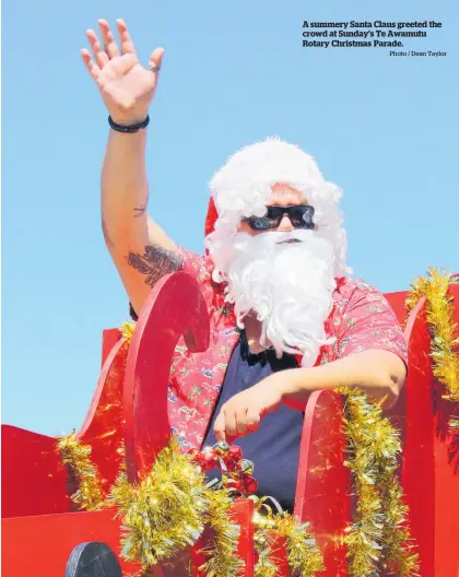  ?? Photo / Dean Taylor ?? A summery Santa Claus greeted the crowd at Sunday’s Te Awamutu Rotary Christmas Parade.