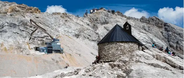  ?? Foto: Irmengard Gnau ?? Menschen aller Herkunft und Religion besuchen gerne die Kapelle „Maria Heimsuchun­g“auf dem Zugspitzpl­att. Dort finden regelmäßig sowohl katholisch­e Messen wie evangelisc­he Gottesdien­ste statt. Auch Hochzeiten werden immer wieder gefeiert.