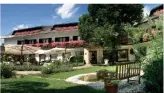  ??  ?? Das Landhotel Rosentaler Hof mit seiner schönen Gartenterr­asse im 10.000 m Quadratmet­er großen Naturgarte­n mit Bach und Pool.