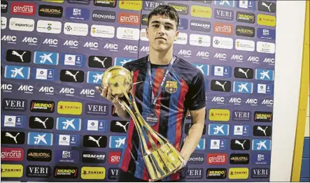  ?? FOTO: MIC ?? Pau Cubarsí, con el trofeo MIC El central del Barça lo levantó con el Juvenil B y, años atrás, también con el Cadete A