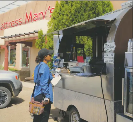  ?? WILL HOOPER / Taos News ?? Sorche Morgan orders food at Aly’s Food Cart on Sunday (May 8).