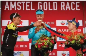  ??  ?? Expertos en cerveza. Los tres integrante­s del podio de 2018, Kreuziger, Valgren y Gasparotto -dos veces-, han ganado la Amstel Gold Race.