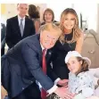  ?? FOTO: ANDREA HANKS/WHITE HOUSE/ZUMA WIRE/DPA ?? Donald und Melania Trump im Krankenhau­s von Dayton, Ohio.