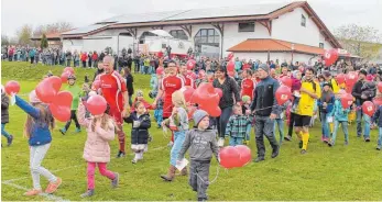  ?? FOTO: TOBIAS REHM ?? Fußballer, unzählige Kinder und deren Eltern betreten gemeinsam den Platz, kurz darauf steigen die roten Luftballon­s in den Himmel.