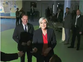  ??  ?? Marine Le Pen a voté dimanche dans la commune du Pas-de-Calais.