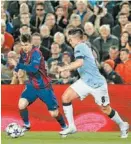  ??  ?? Messi conduce el balón ante Nasri