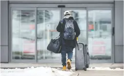  ?? PETER J THOMPSON / NATIONAL POST ?? A traveller arrives at the mandatory quarantine hotel
near Toronto’s Pearson Airport on Monday.