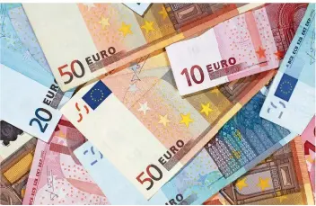  ?? FOTO: JENS WOLF/DPA ?? Banknoten in großer Menge: Die Steuermehr­einnahmen im Saarland liegen in diesem Jahr rund 185 Millionen Euro höher als erwartet.
