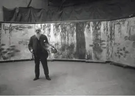  ??  ?? Entre Monet et Clemenceau, Blanche, la fille d’Alice (premier plan), prend la pose dans le jardin de Giverny.