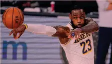  ??  ?? Superstar LeBron James, 36 anni, leader dei Lakers, 4 volte campione Nba dietro le loro spalle, perché è nostro dovere affermare gli stessi principi in ogni sede: contiamo quanto loro. La differenza è “solo” la popolarità e l’accesso diretto a un numero sconfinato di fan, spesso giovanissi­mi, attraverso i social. Lì sta la vera novità, che presenta anche rischi.